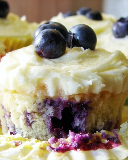 Easy But Delicious: Lemon and Blueberry Cupcakes