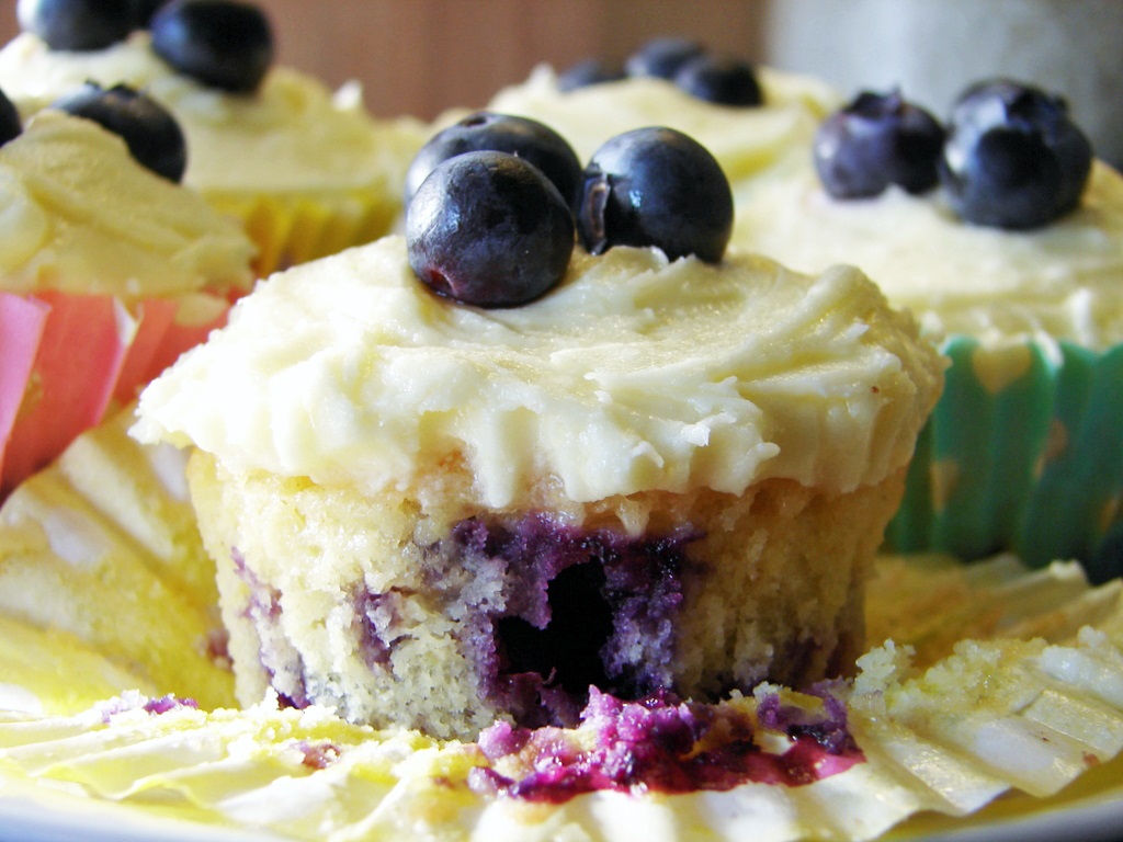 Easy But Delicious: Lemon and Blueberry Cupcakes