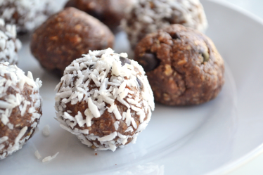 Pre-Workout Treat: Chocolate and Peanut Protein Energy Balls