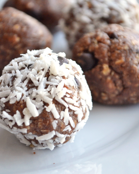 Pre-Workout Treat: Chocolate and Peanut Protein Energy Balls