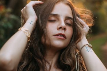 Prevent Neck Wrinkles Tech Neck: Neck Wrinkles and Tech Neck: 7 Prevention Strategies That Work