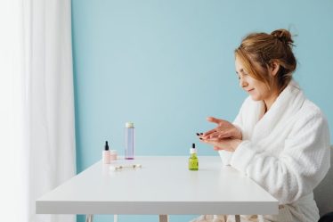 5 Retinol Serums for Beginners Over 40 That Actually Work